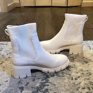 Off-white Chelsea Boots